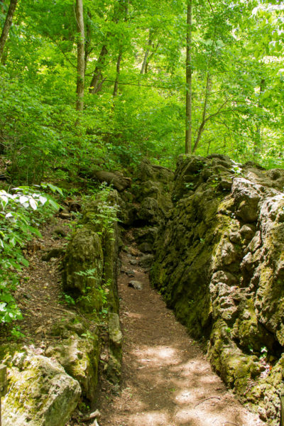 walk path between rocks 